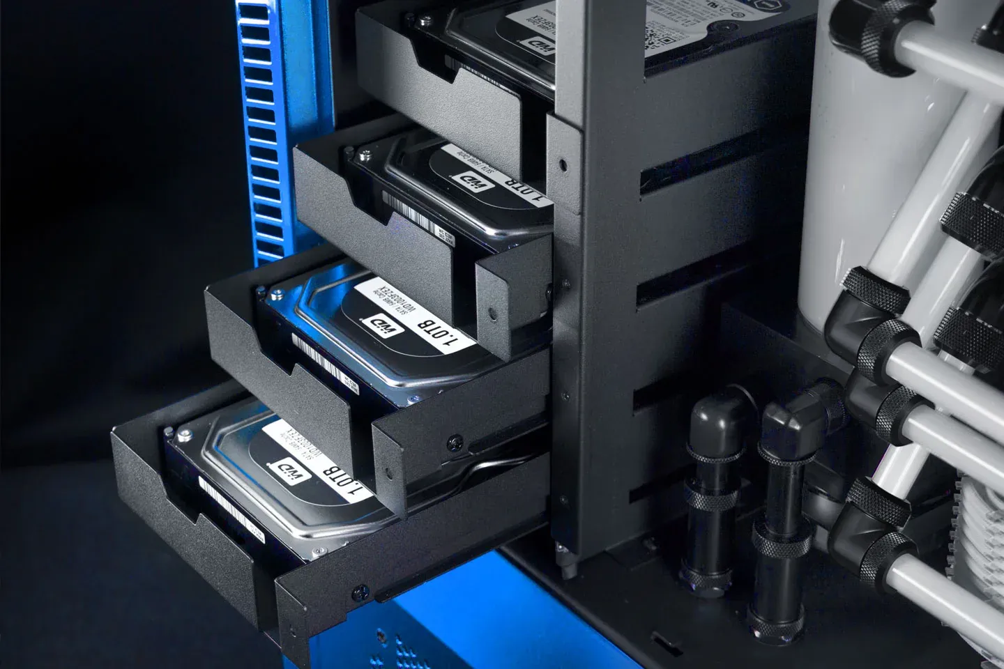 Hot-swap drive bays in the Aventum X