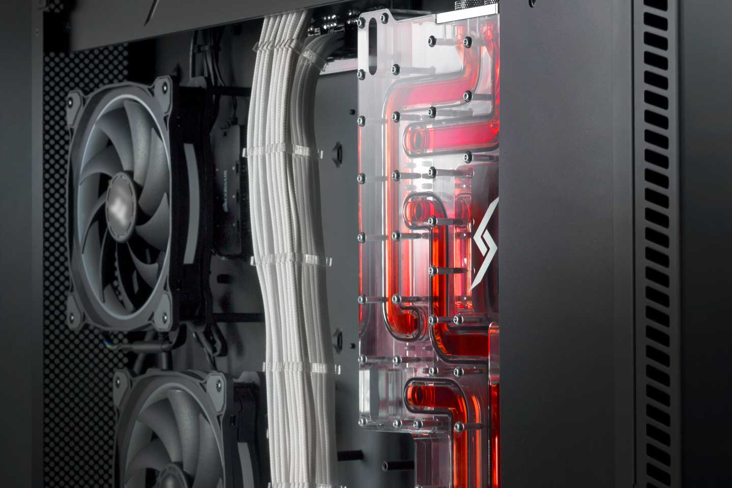 Aventum X by Digital Storm